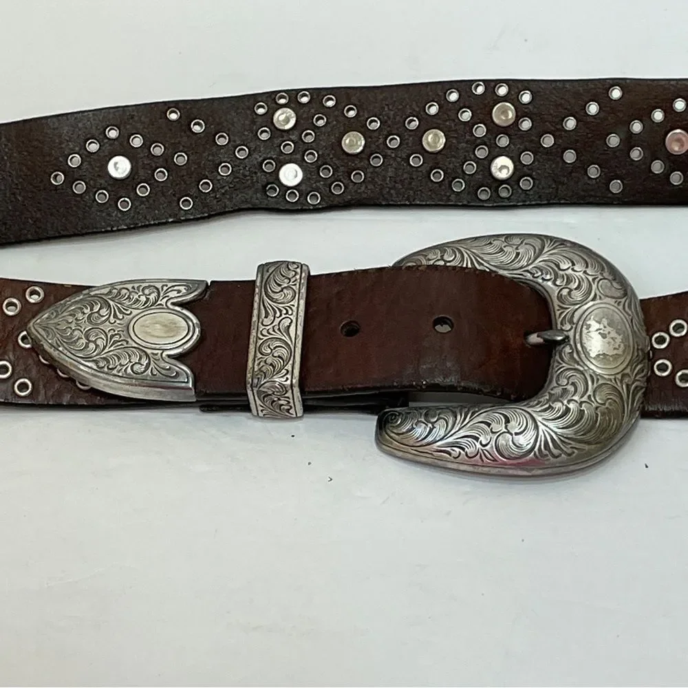 NOCONA STUDDED BELT WITH SILVER BUCKLE IN BROWN LEATHER‎
